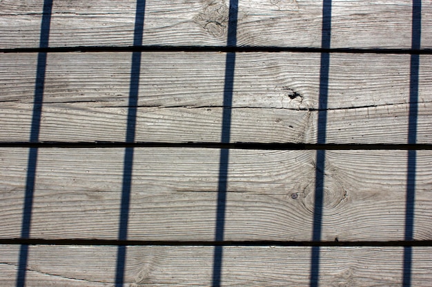 Alte Holzbohlen mit GittersilhouetteTextur alter trockener Planken