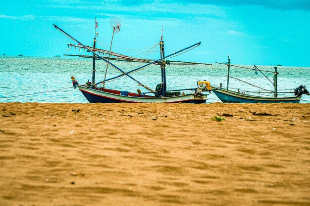 Alte Holzboote am Strand Andamanensee Thailand Sommerseelandschaft mit schönem Strand warmem Sand Sommertapetenhintergrund