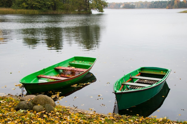 Alte Holzboote nahe dem Strand von Trakai Gavle See, Litauen. Herbst- und Herbstzeit.