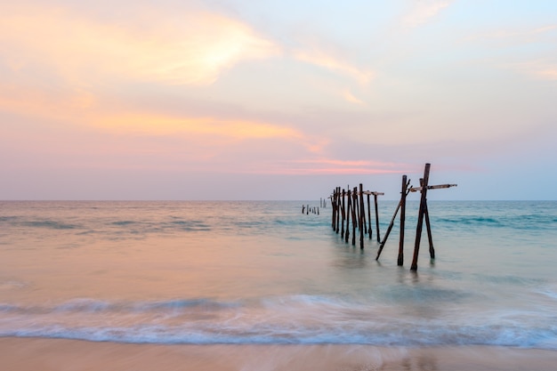 Alte Holzbrücke am Pilai Beach, Provinz Phang Nga