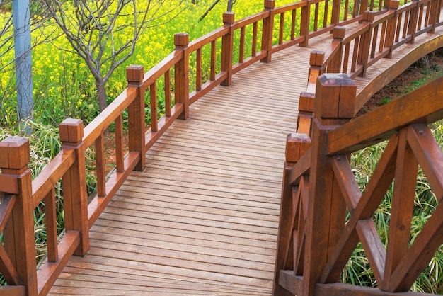 Alte holzbrücke im tiefen wald, natürlicher weinlesehintergrund