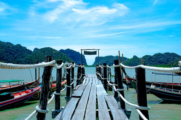 Foto alte holzbrücke ins meer.