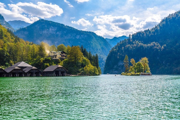 Alte Holzhäuser am See Schönau am Königssee Königssee Nationalpark Berchtesgaden Bayern Deutschland