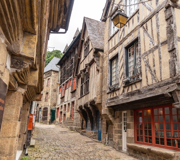 Alte Holzhäuser im mittelalterlichen Dorf Dinan in der französischen Bretagne, France