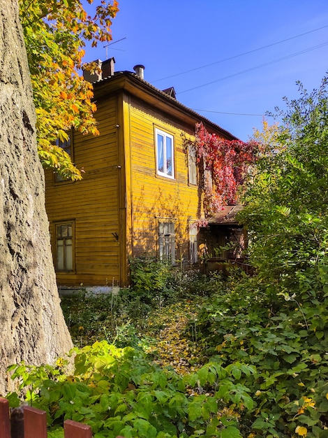 Alte Holzhäuser in der Herbststadt