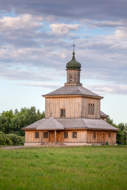 Alte Holzkirche auf einem Feld