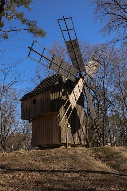 Alte Holzmühle im ukrainischen Dorf