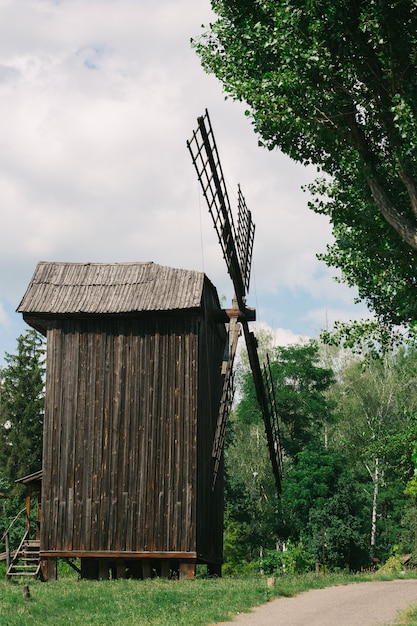 Alte Holzmühlen umgeben von Natur