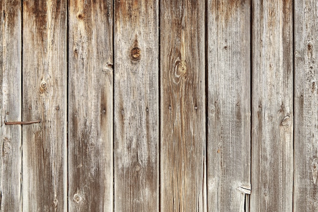 Alte Holzschuppenbretter mit abblätternder Farbe.