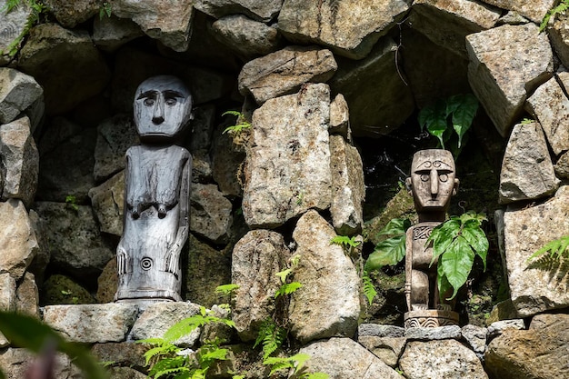 Alte Holzstatuen in Bali Indonesien in eine Wand eingebaut