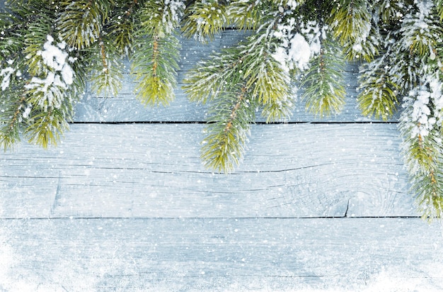 Alte Holzstruktur mit Schnee und Tannenbaum