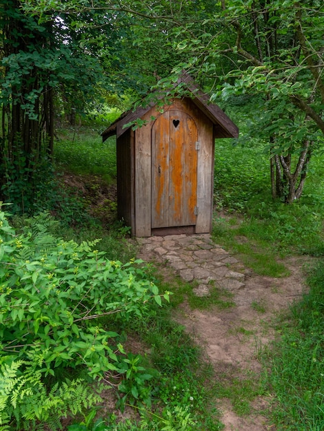 Foto alte holztoilette in einem sommerwald