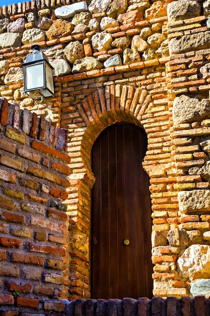 Alte Holztür in Alcazaba, Malaga, Spanien