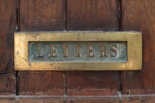 Alte Holztür mit Briefkasten hautnah