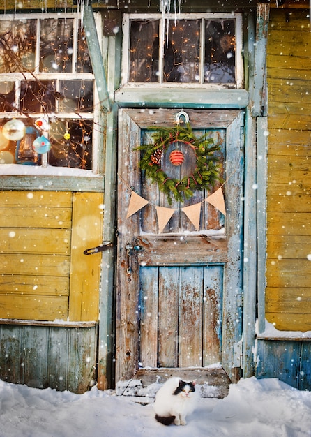 Alte Holztür mit Weihnachtskranz