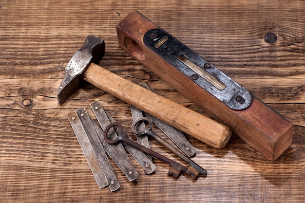 Alte Holzwerkzeuge Hammerlineal und Wasserwaage