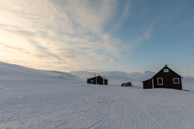 Alte Hütte in der arktischen Landschaft bei Spitzbergen, Norwegen