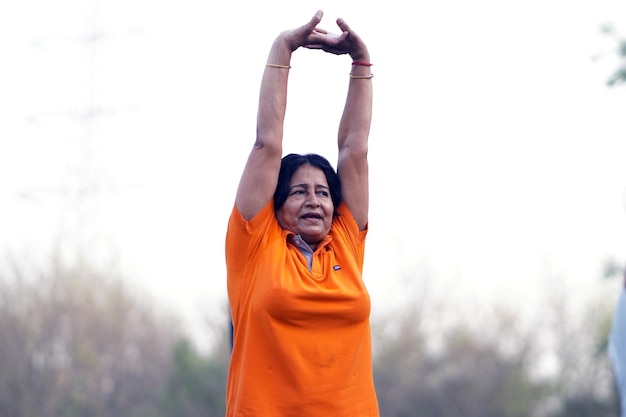 Alte indische Frau, die sich im Freien fotografiert