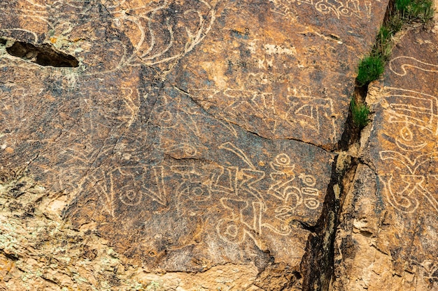 Foto alte inschriften auf dem felsen im buddhistischen sanskrit-open-air-tempel