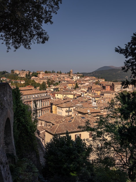 Alte italienische Stadt auf einem Hügel mit Ziegeldächern von Gebäuden Kirche und Glockenturm Perugia Italien