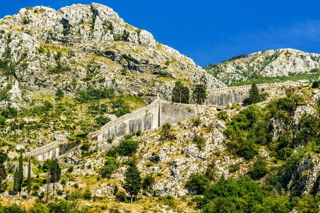 Alte Johannesfestung in den Bergen der Stadt Kotor in Montenegro.