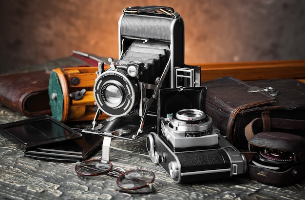 Alte Kamera auf einem alten Hintergrund auf einer Nahaufnahme-Tabelle