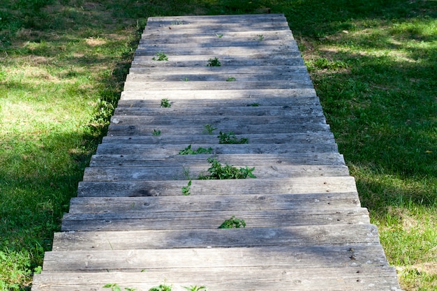 Alte kaputte Holztreppe Teil der Stufen, die verfaulten, Nahaufnahme auf dem Hügel, auf dem die Treppe gebaut wurde