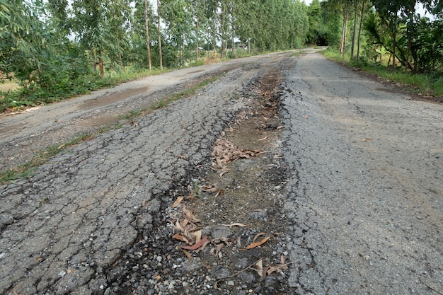 Foto alte kaputte straße mit rissigem asphalt