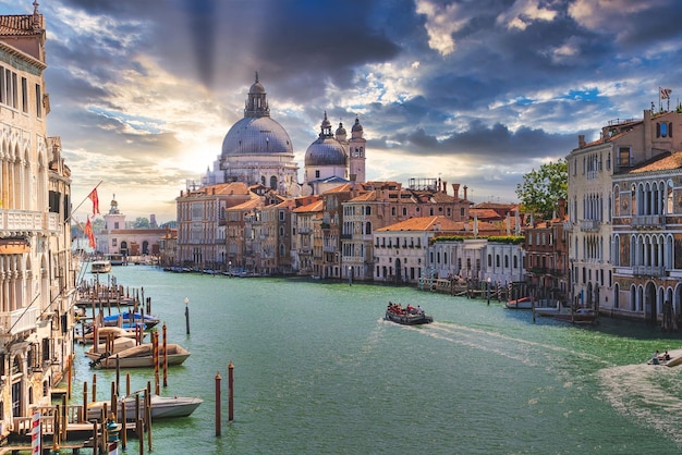 Alte Kathedrale Santa Maria della Salute in Venedig, Italien bei Sonnenuntergang. Die beliebteste Kathedrale in Venedig - die Kirche Santa Maria della Salute.