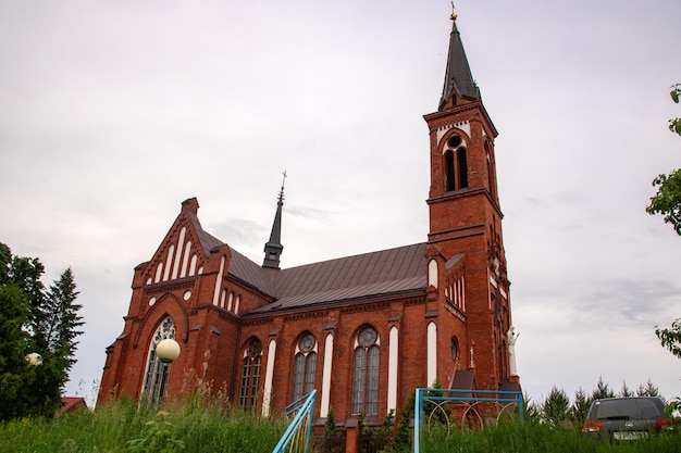 Alte katholische Kirche aus rotem Backstein