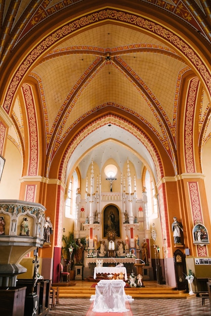 Alte katholische Steinkirche mit kleinen Mosaiken und Ikonen Osova Belarus 2023