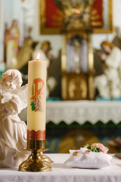 Alte Kerzen in einer alten katholischen Kirche