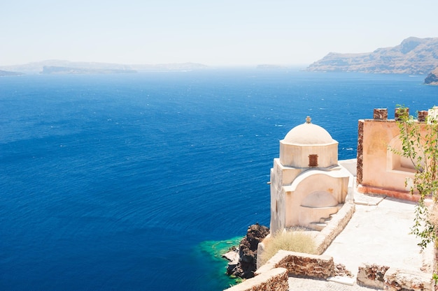 Alte Kirche auf der Insel Santorini, Griechenland. Schöne Sommerlandschaft, Meerblick.