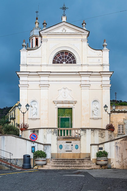 Alte Kirche im Dorf San Pietro di Rovereto in der Nähe von Zoagli an der italienischen Riviera