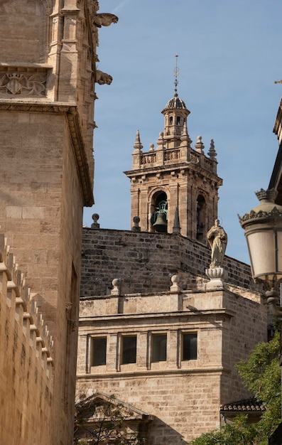 ALTE KIRCHE IN VALENCIA SPANIEN AN EINEM SONNIGEN TAG