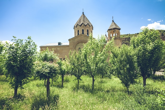 Alte Kirche mit Bäumen