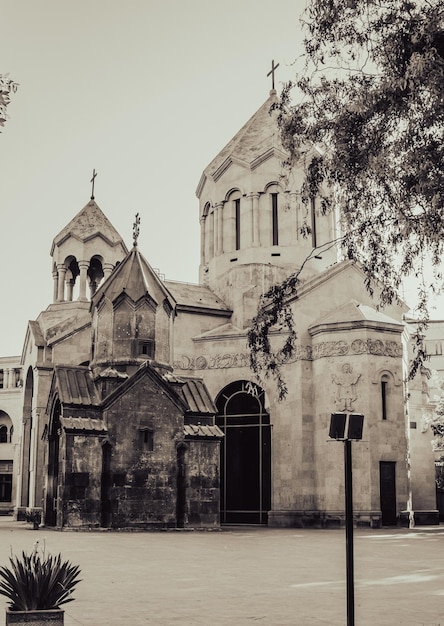 Alte Kirche mit Türmen, Stadtbild-Konzeptfoto