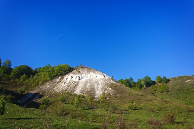 Alte Kreideberge in Zentralrussland. Eine Landschaftsansicht der Gipfel und Hügel.