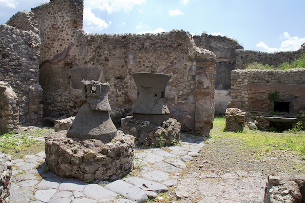 Alte Küchenöfen, in denen Essen für ein Restaurant in Pompeji zubereitet wurde