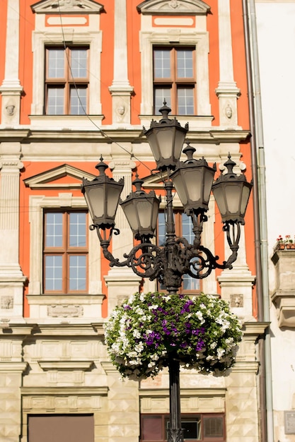 Foto alte laterne auf der straße in lemberg