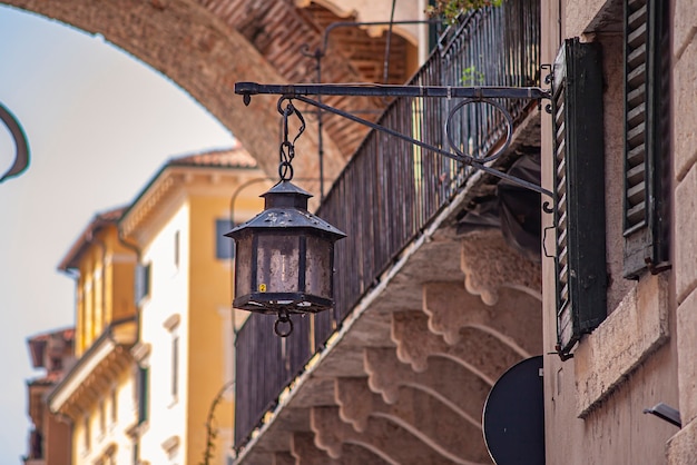 Alte Laterne auf mittelalterlichen Gebäuden in der Straße von Verona in Italien