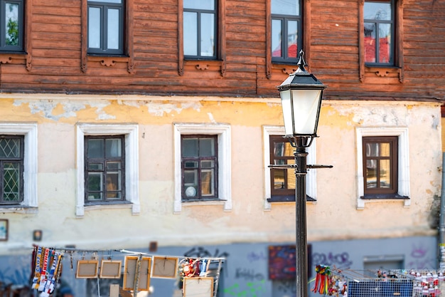 Alte Laterne Laterne auf einem Laternenpfahl vor dem Hintergrund eines alten Hauses Vintage-Objekte