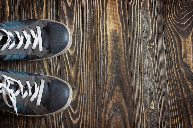 Foto alte laufschuhe stehen auf holzbrettern