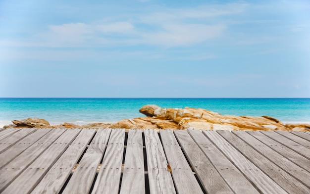 Alte leere hölzerne Pierperspektive mit schönem Seehintergrund im Sommer.