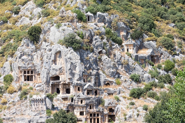 Alte lykische Nekropole mit in Felsen in Mira geschnitztem Grab