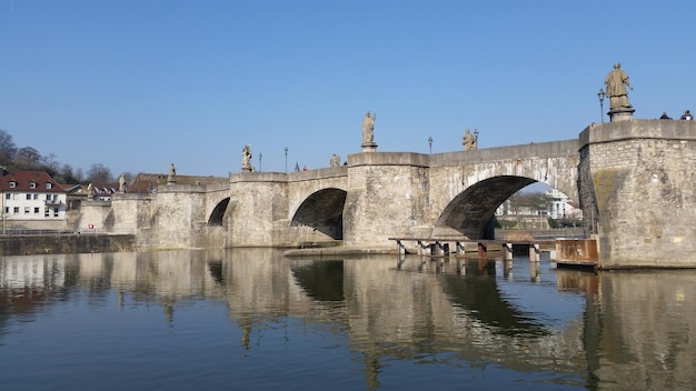 Alte mainbrucke sobre o rio principal contra um céu claro
