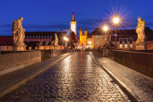 Alte Mainbrücke, Alte Mainbrücke mit Heiligenstatuen, Dom und Rathaus in der Altstadt von Würzburg bei Nacht, Franken, Bayern, Deutschland