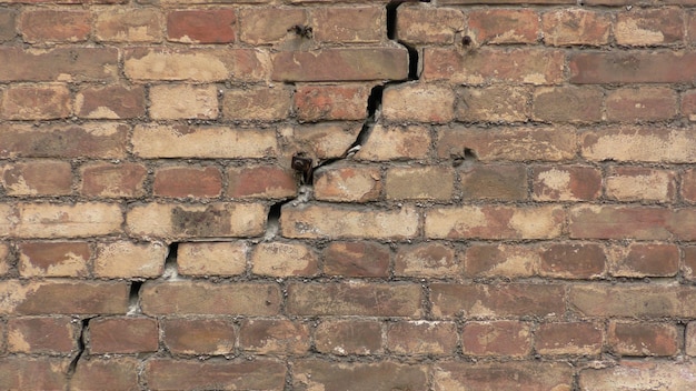 Foto alte mauer aus rotem backstein crack in der wand