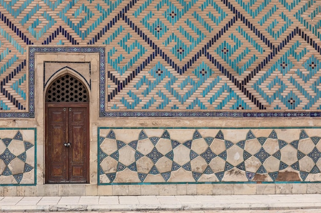 alte Mauer einer Moschee aus Mosaikfliesen