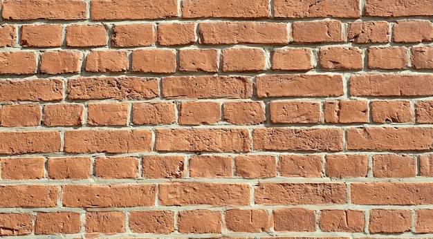 Alte Mauer. Mauerwerk aus einem alten Ziegel im rustikalen Stil. Die Struktur und das Muster der zerstörten Steinmauer. Speicherplatz kopieren.